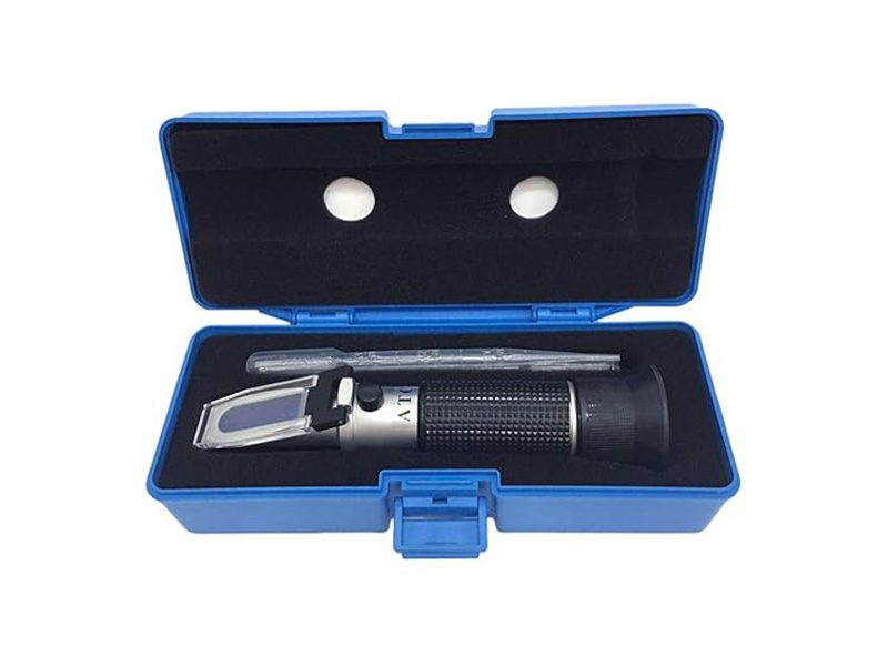 Refractometer set with storage case